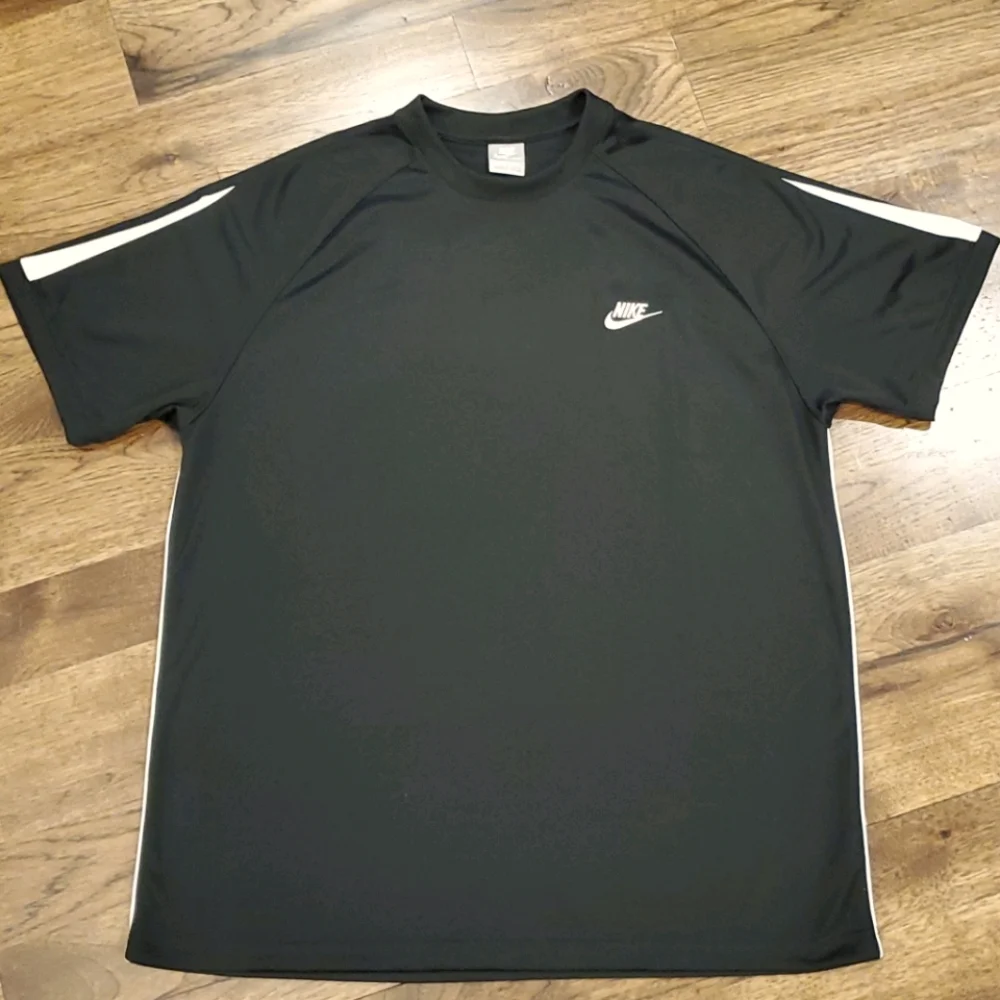 Mens Nike black and white shirt with logo size XL